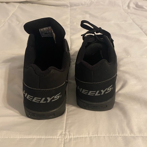 Black size 9 Heelys with original warner label - Picture 3 of 6